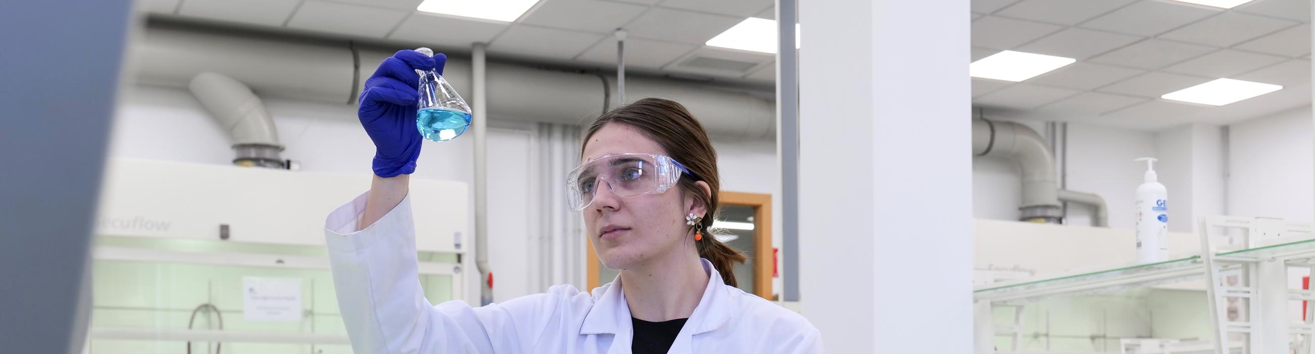alumne al laboratori