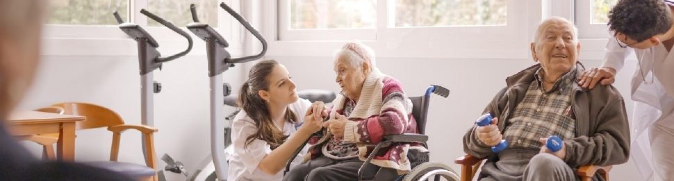imatge recurs d'un fisioterapeuta a un jeriatric