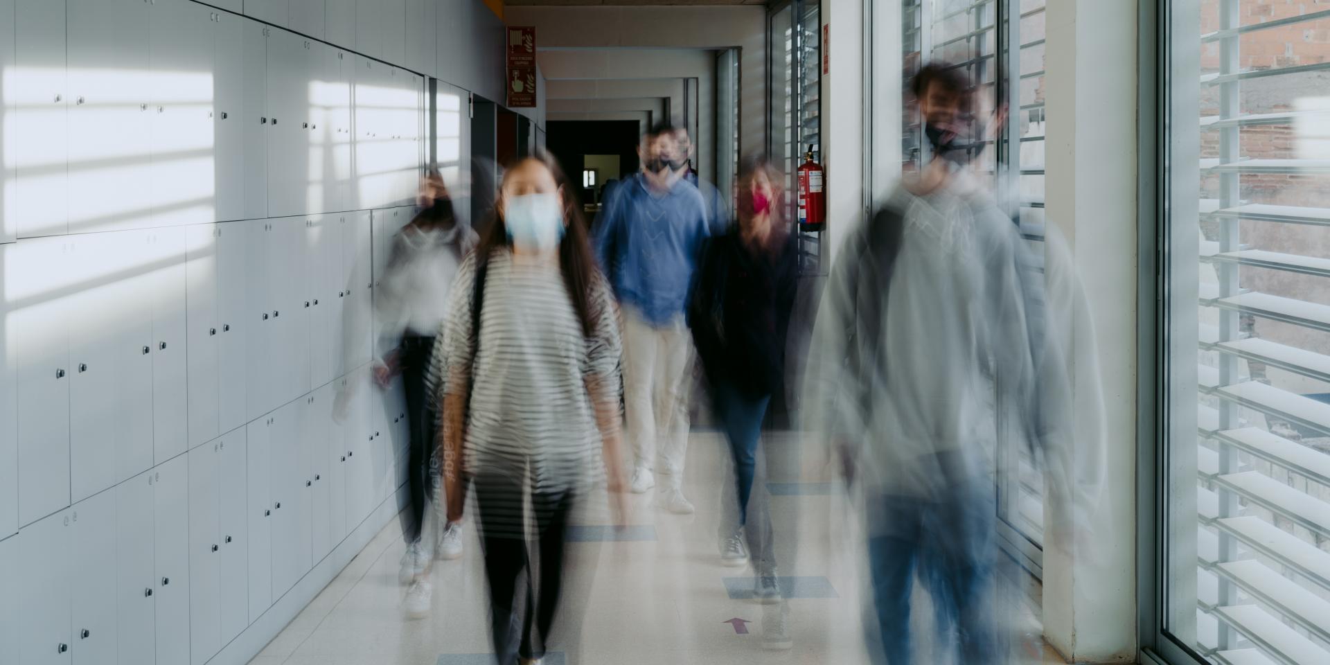 Alumnes desenfocats al passadís de la Facultat de Comunicació i Relacions Internacionals