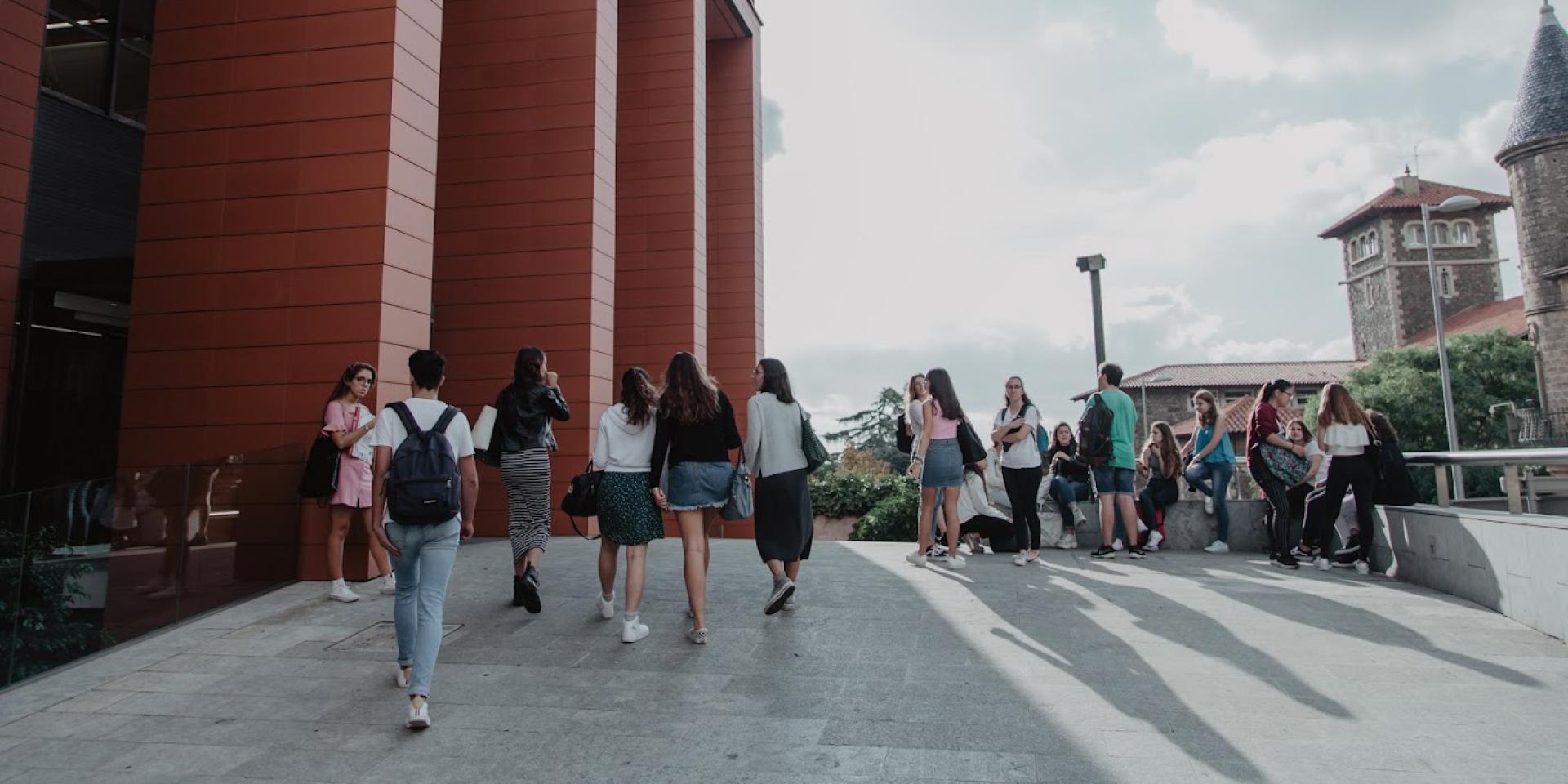 estudiants a l'entrada de la fpcee