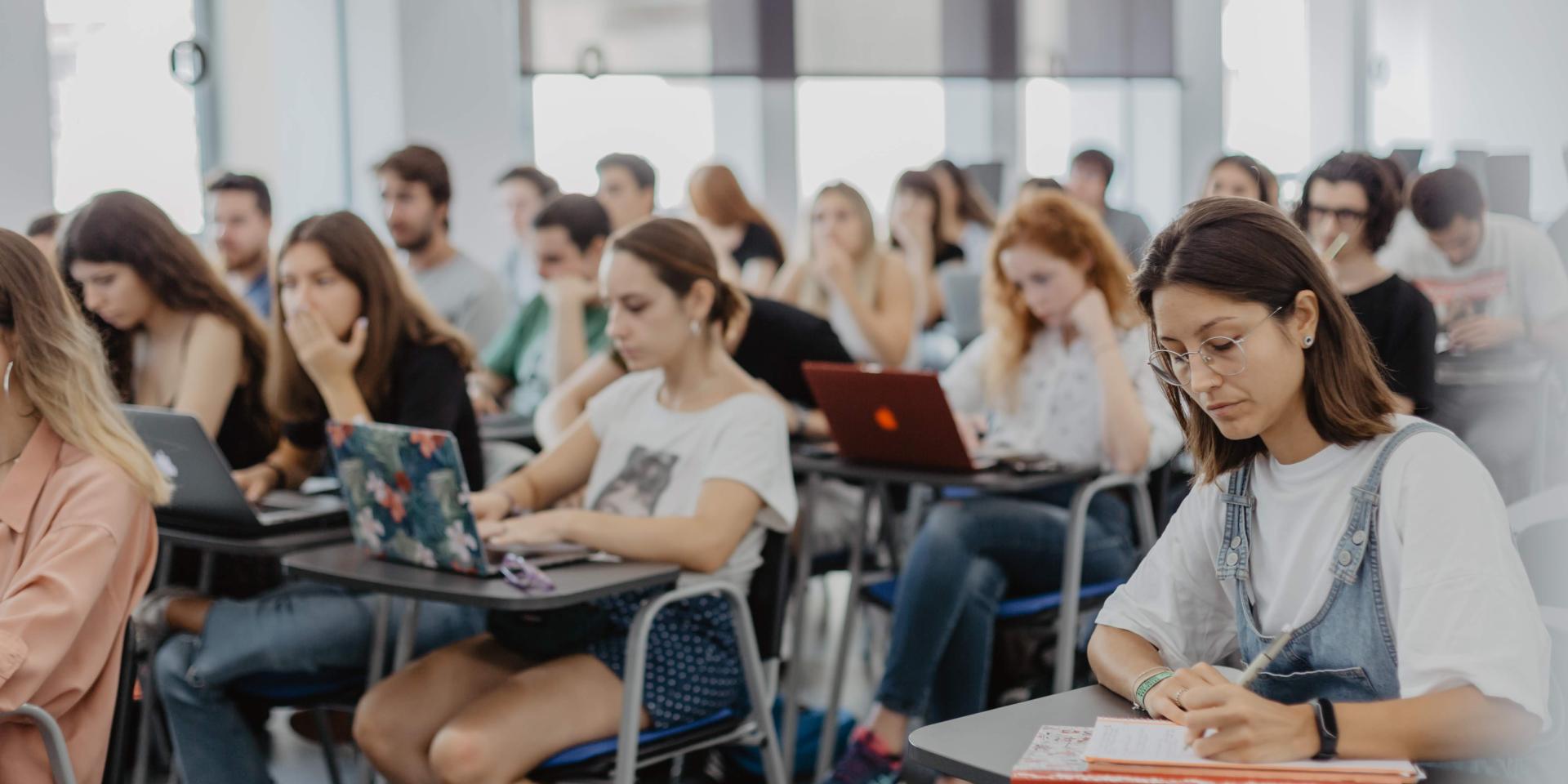 alumnes a l'edifici de la FCRI