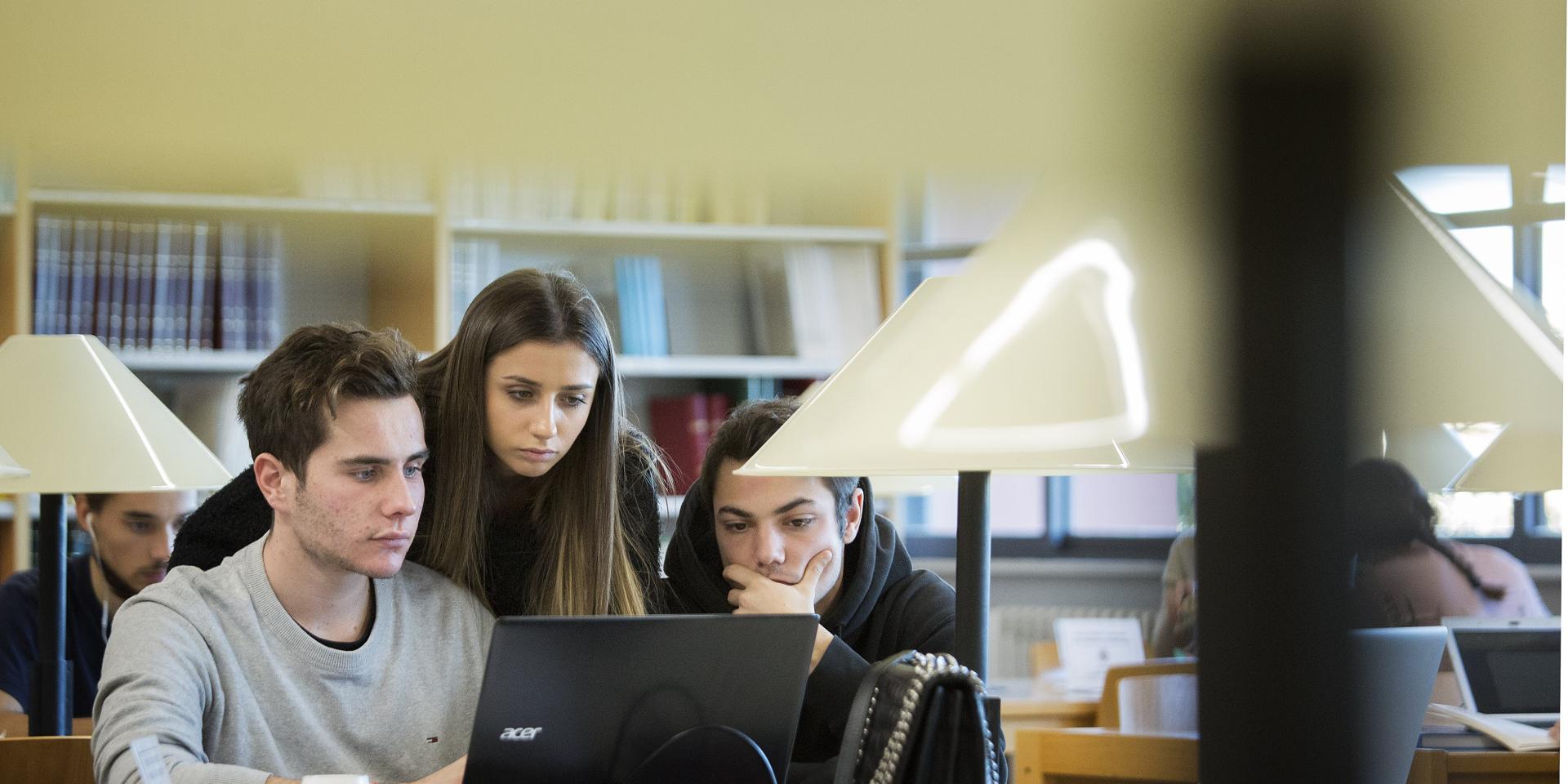 alumnes amb ordinador a la biblioteca fpcee
