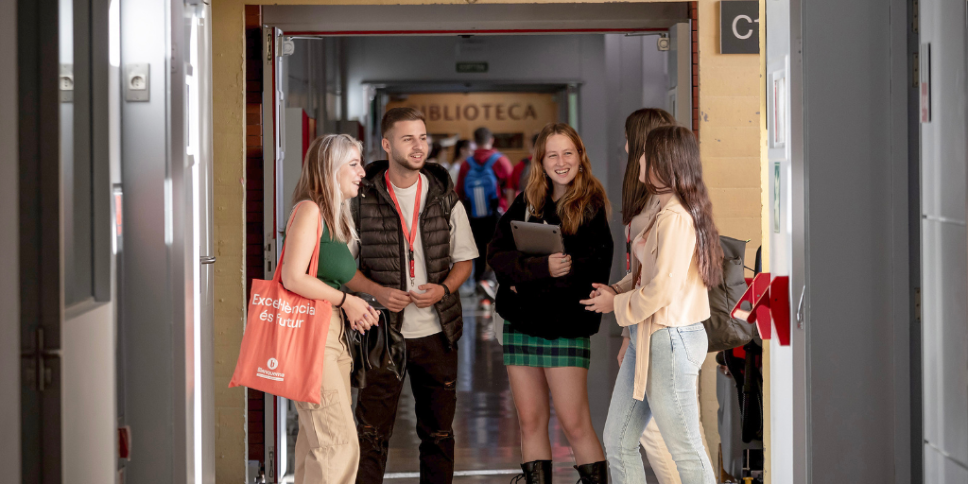 estudiants al passadís de la facultat
