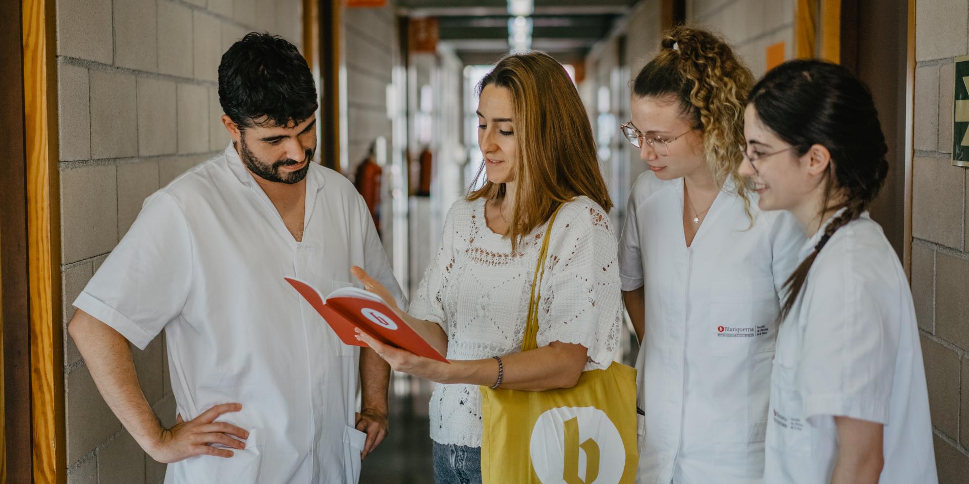 Alumnat de Nutrició amb bates d'Infermeria