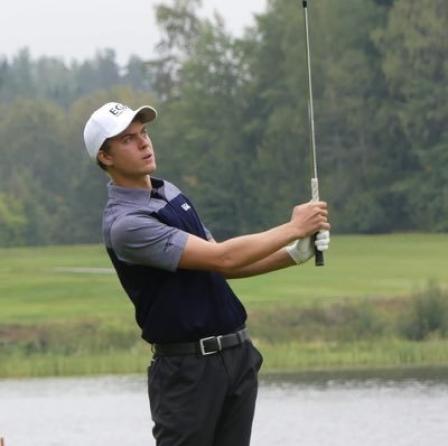 Eduard Rousaud jugant a golf