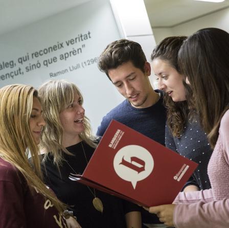 Alumnes mirant folleto