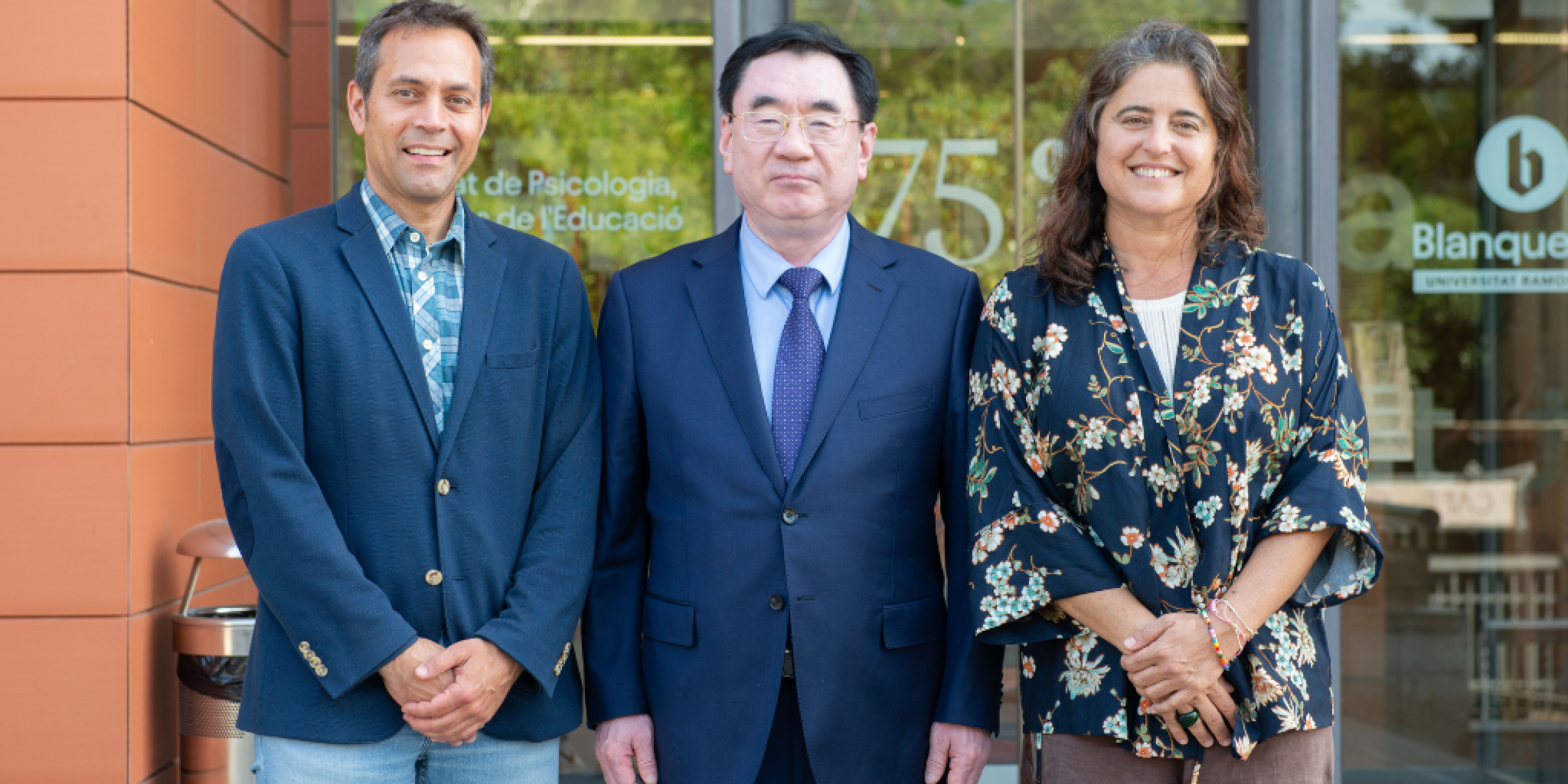 Degà, Caterina Sugranyes i el professor de Yancheng Teachers University.