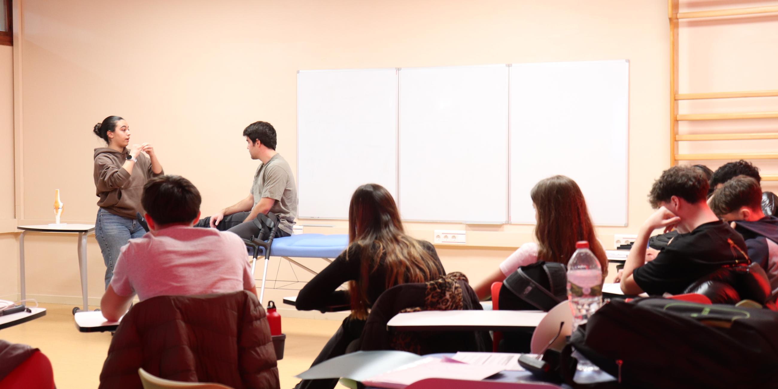 La classe observa la simulació