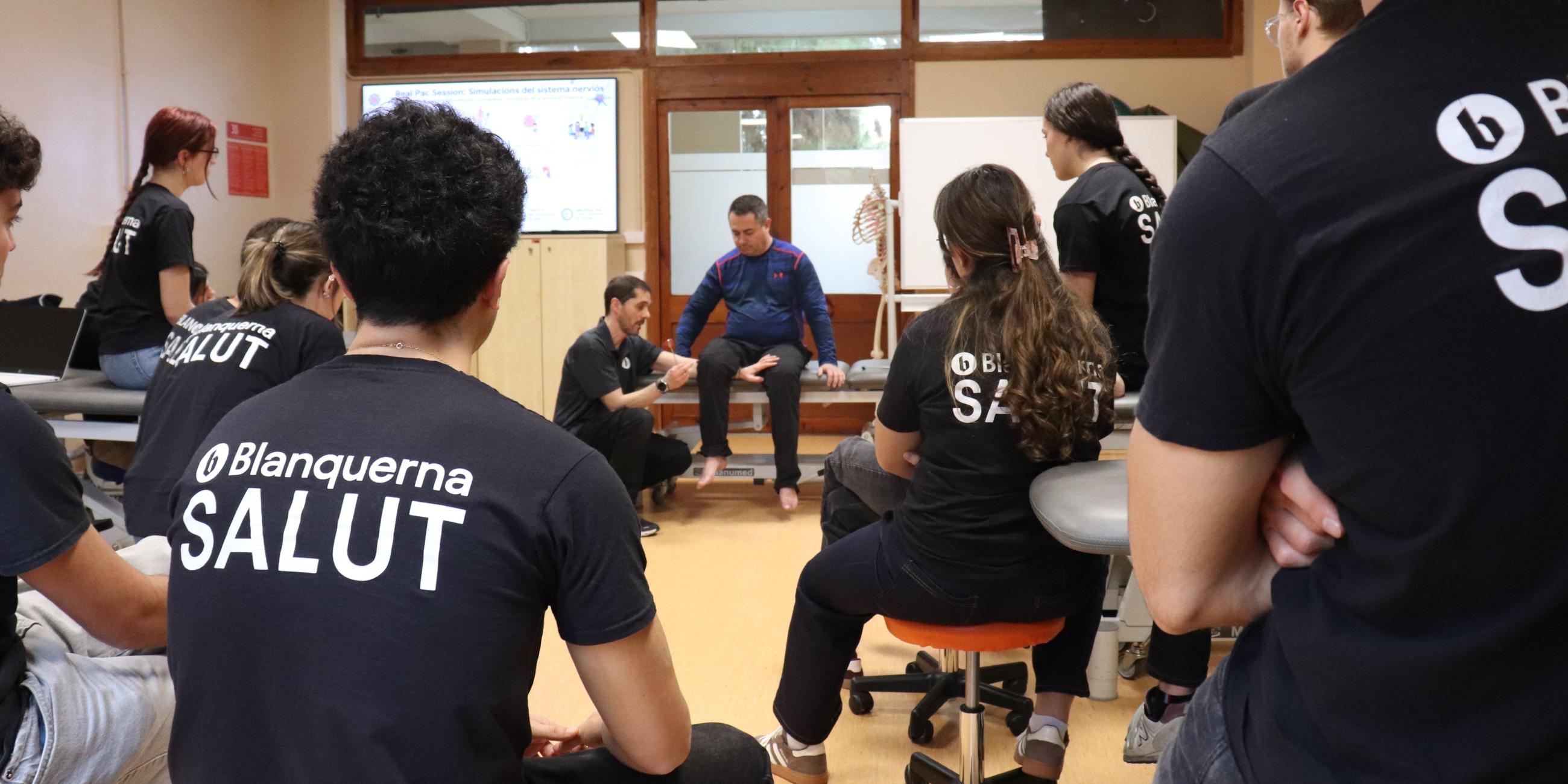 L'alumnat escoltant durant la sessió