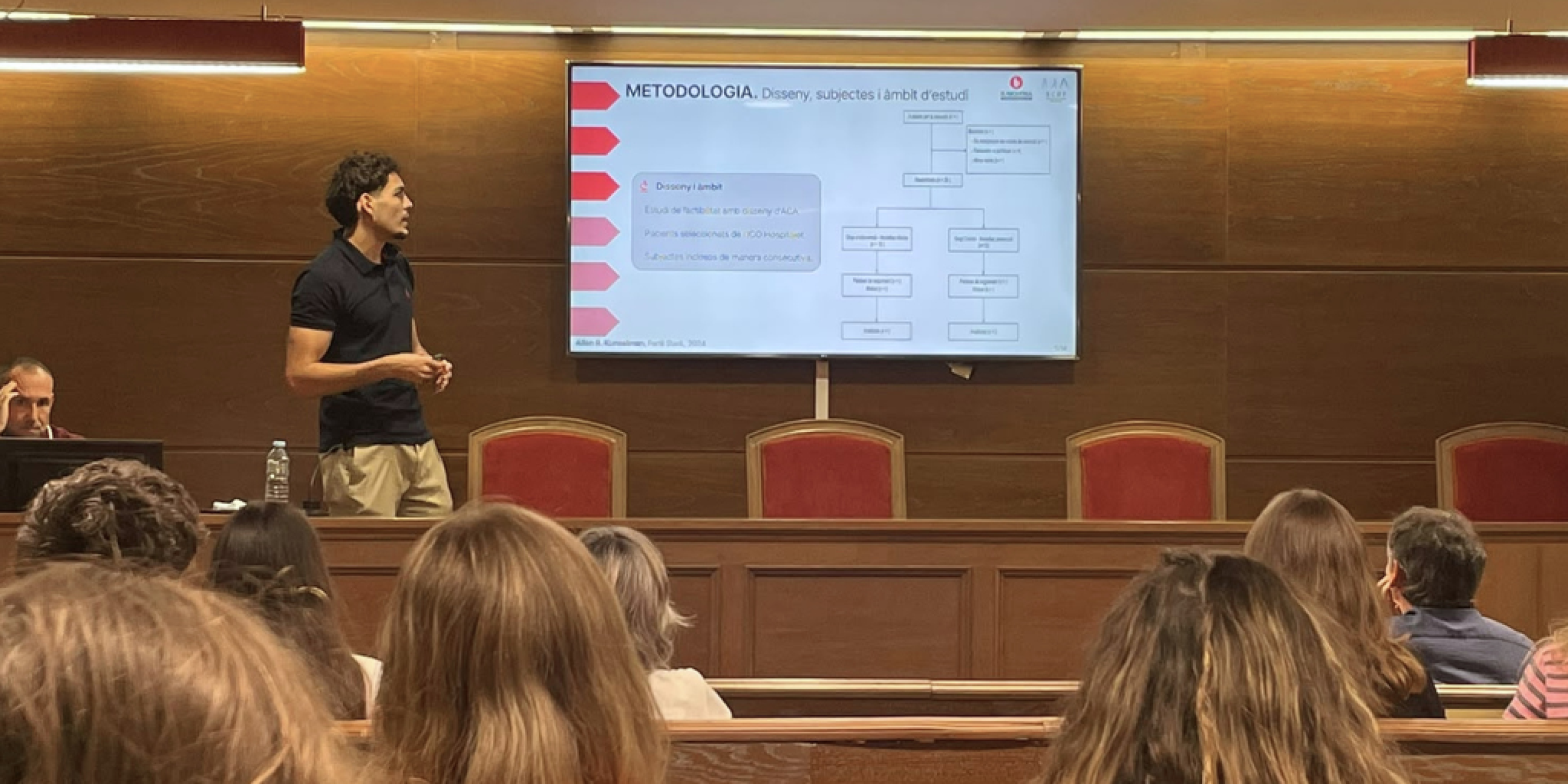 Alumne presentant el seu TFG