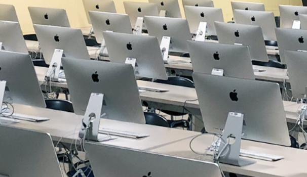 Aula d'informàtica de la facultat de Comunicació i Relacions Internacionals