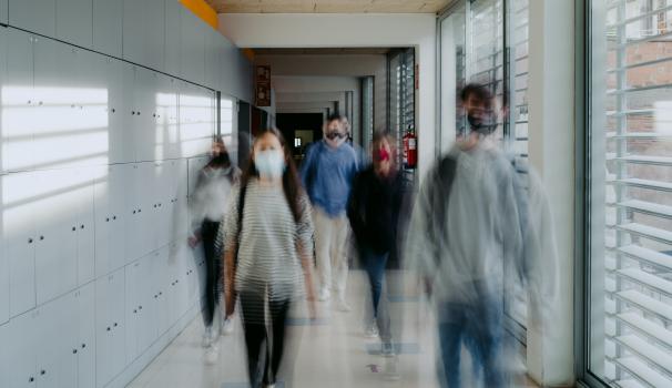 Alumnes desenfocats al passadís de la Facultat de Comunicació i Relacions Internacionals