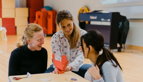 Alumnes fent pràctica d'educació