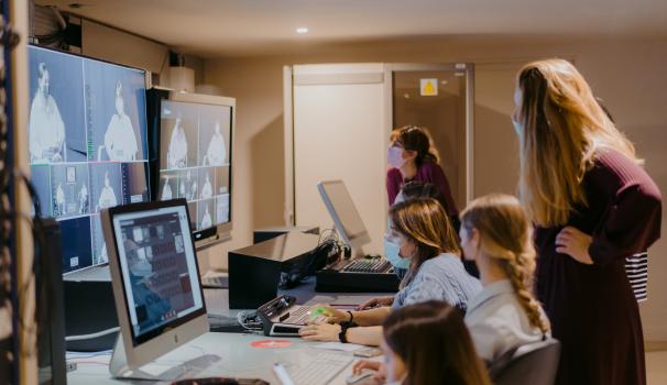 Alumnes de periodisme a control de plató