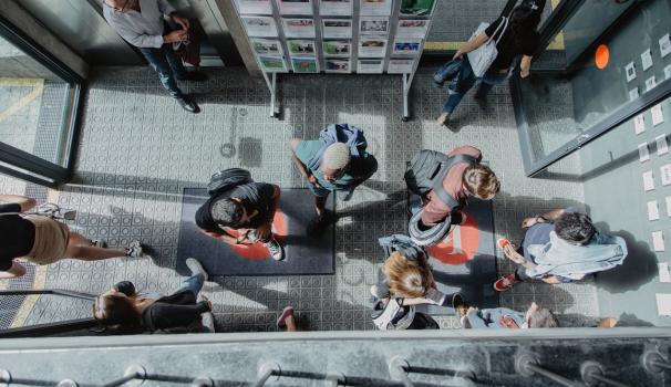 Alumnes a l'entrada de la FCS