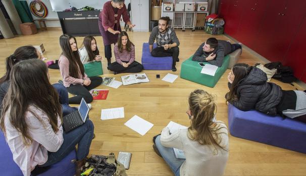 Alumnes treballant FPCEE