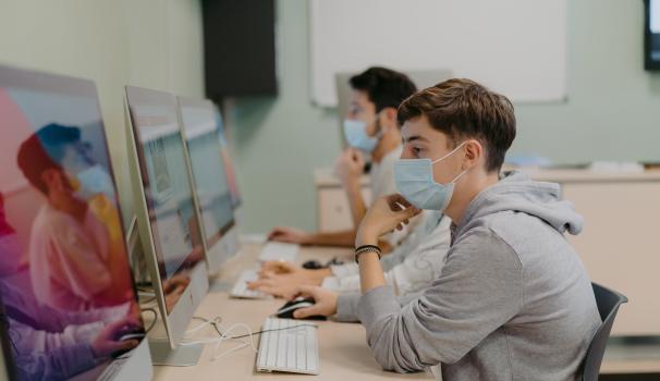 FCRI_Alumne a l'aula de redacció digital