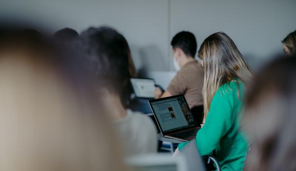 FCRI_alumnes d'esquena a classe