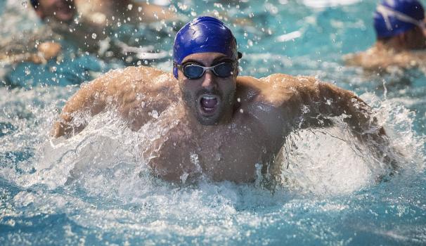 Noi de CAFE nedant a la psicina