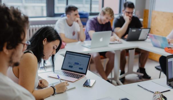 Alumnes estudiant al seminari