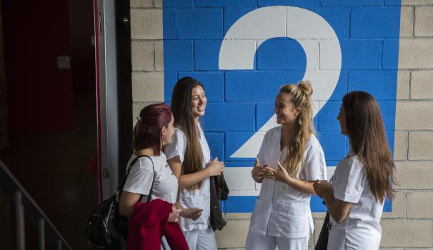 alumnes a l'edifici de Padilla FCS