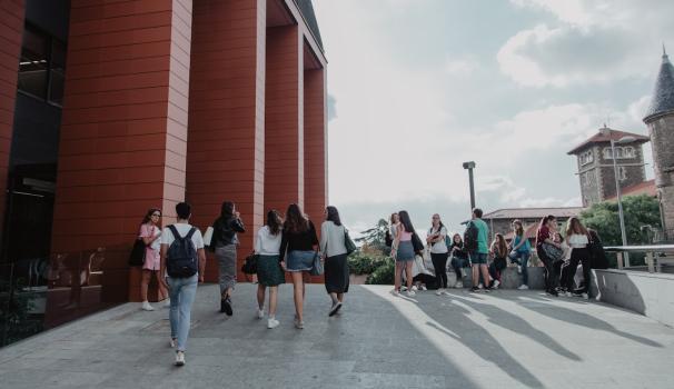 estudiants a l'entrada de la fpcee