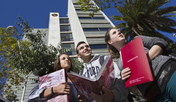 Estudiants davant l'edifici de FCS