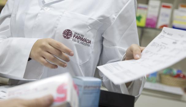 farmacèutica atenent en un local