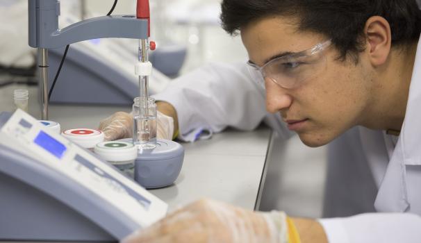 alumne al laboratori de Farmàcia