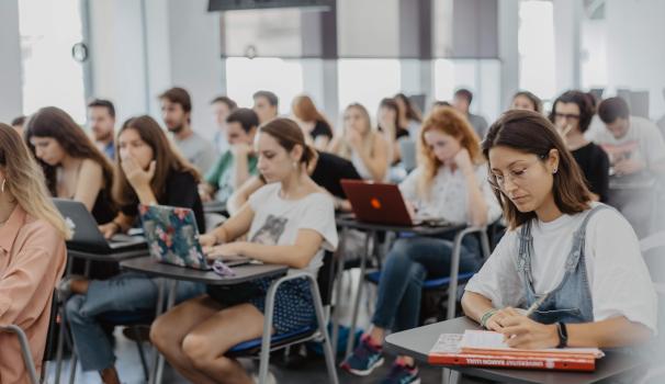 alumnes a l'edifici de la FCRI
