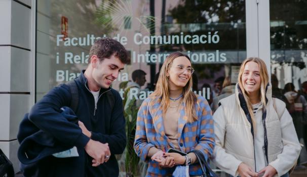 alumnes a l'entrada de la FCRI