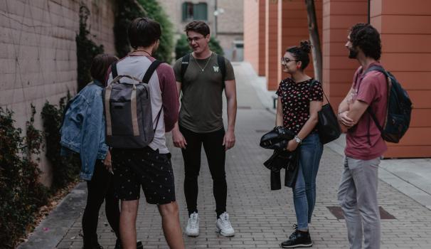 alumnes a l'exterior de la FPCEE