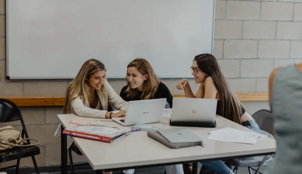 Alumnes en grup a classe FCS