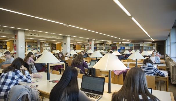 taules de la biblioteca de la FPCEE