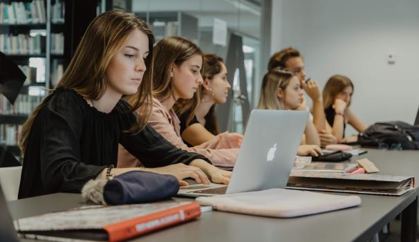 Estudiant a classe davant ordinador