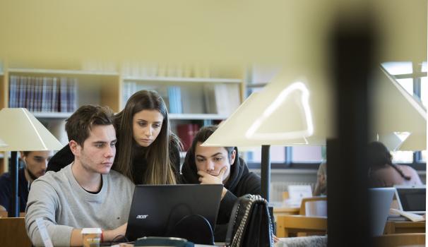 alumnes amb ordinador a la biblioteca fpcee