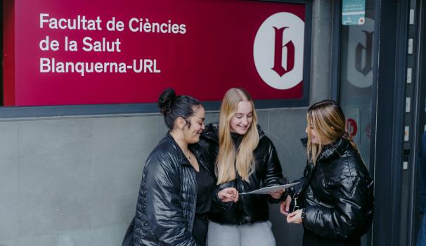 noies a l'entrada de FCS