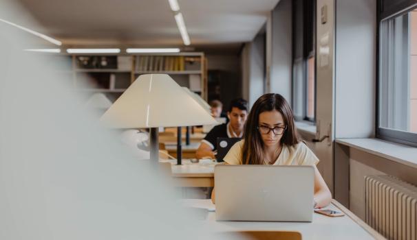 estudiant biblioteca 