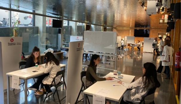 Estudiants de 5è curs del grau en Farmàcia de Blanquerna-IQS realitzant les proves ACOE.
