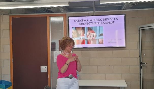 Noemí Carreras, professora d'Infermeria de la Facultat de Ciències de la Salut Blanquerna-URL, instruint als estudiants del títol d'expert universitari en Infemeria en el Medi Penitenciari, en un activitat sobre l'atenció a la dona i als fills que entren a la presó.