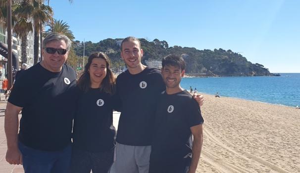 Tres estudiants del grau en Fisioteràpia i el professor Salvio Delmunt, a la Gran Fondo Lloret de Mar.