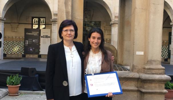Regina Puiggrós, alumni del grau en Nutrició Humana i Dietètica, i la tutora del seu Treball Final de Grau, la professora Dolors Zomeño, amb el Premi M. del Carmen de la Torre Boronat.