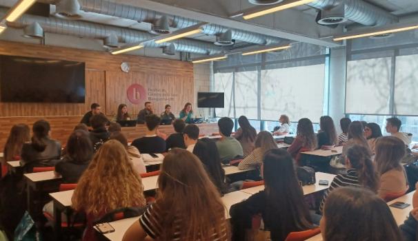 Taula rodona "Experiències professionals de la mà dels nostres alumni", celebrada el passat 23 de març i dirigida a estudiants de 1r i de 4t curs del grau en Nutrició Humana i Dietètica.