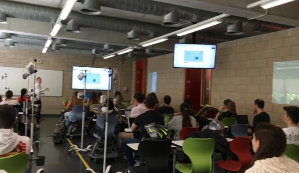Xerrades per als estudiants de tercer curs del grau en Nutrició Humana i Dietètica, alumnes assentats a l'aula reben una formació.