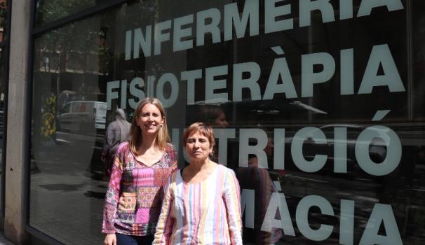 La Dra. Clara Prats, padrina de la graduació d'enguany, i la Dra. Conxita Mestres, degana de la Facultat de Ciències de la Salut.