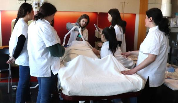 Estudiants de tercer curs del grau en Infermeria, amb la professora Goretti García, fent simulacions de serveis crítics com a preparació a les pràctiques que realitzaran a quart curs del grau.