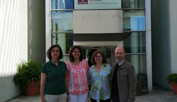 Olga Oliver i Anna Cobos, membres del PAS de la Facultat de Ciències de la Salut Blanquerna-URL, davant l'Escola Superior de Tecnologia da Saúde de Lisboa (Portugal) en una visita institucional.