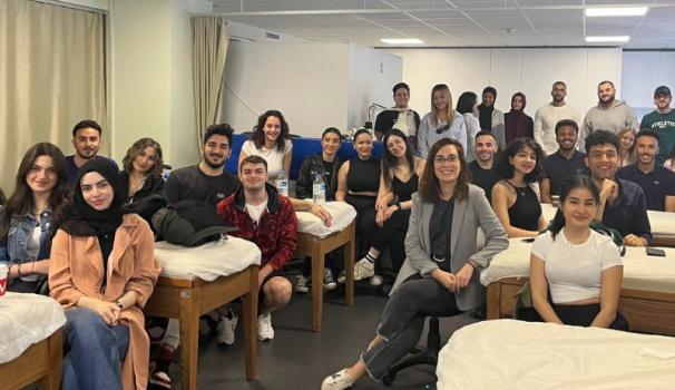 Dra. Victoria Alcaraz, professora del grau en Fisioteràpia, visita a Istambul en el marc del projecte Erasmus+.