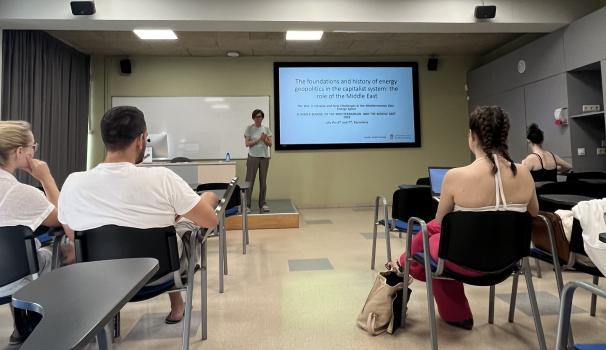 El curs "The War in Ukraine and New Challenges in the Mediterranean Geo-Energy Space" portal a terme per Aurelia Mané a la rostra Facultat.
