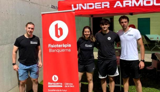 Alumnes de quart curs del grau en Fisioteràpia a la XTrail de Camprodon, realitzant el Servei de Fisioteràpia per als participants de la cursa.